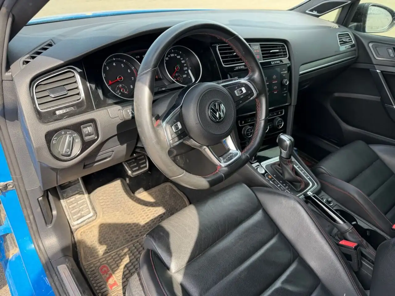 Volkswagen Golf GTI снимка Volkswagen Golf GTI