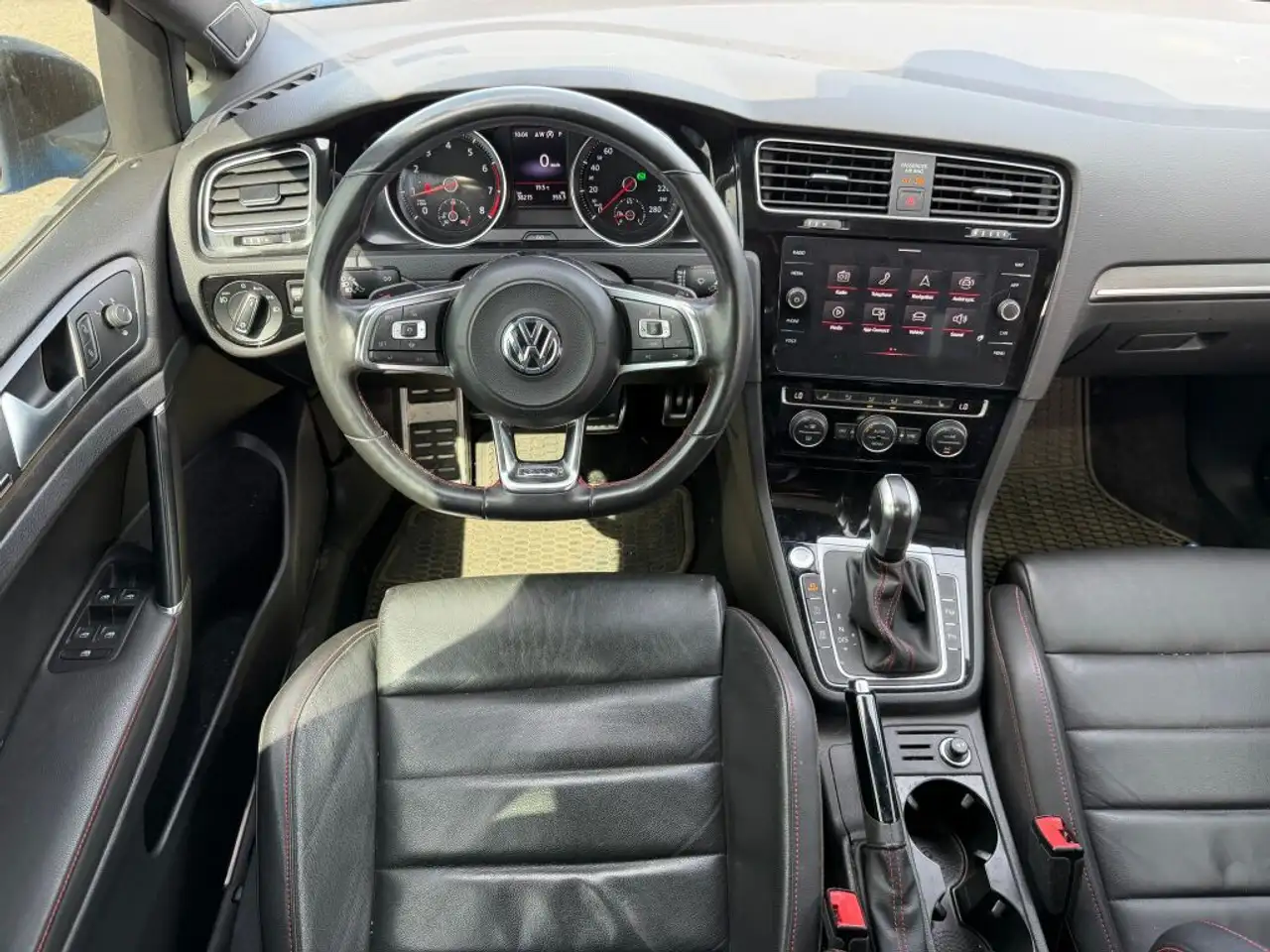 Volkswagen Golf GTI снимка Volkswagen Golf GTI