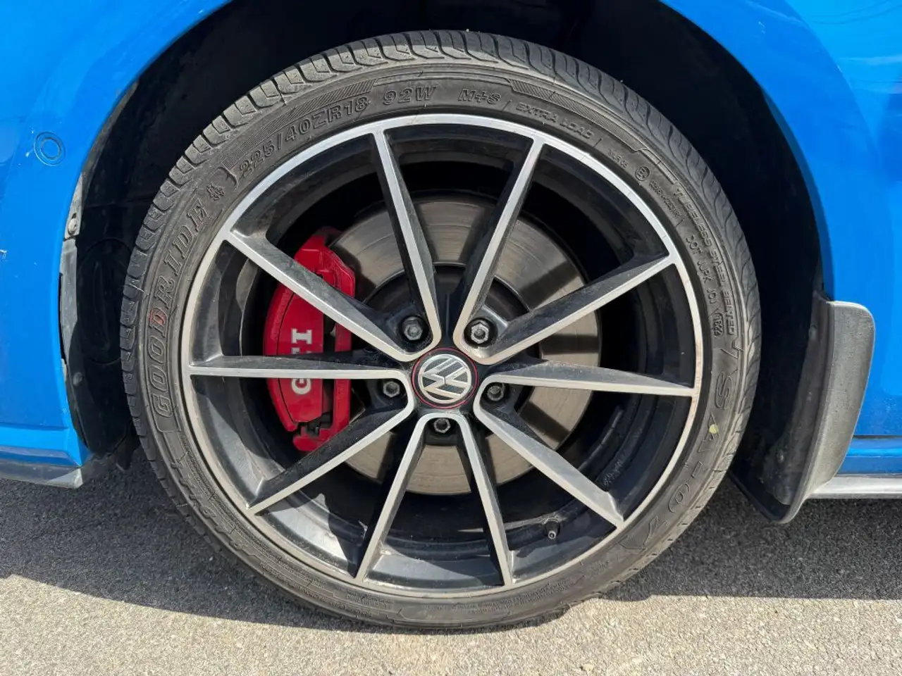 Volkswagen Golf GTI снимка Volkswagen Golf GTI