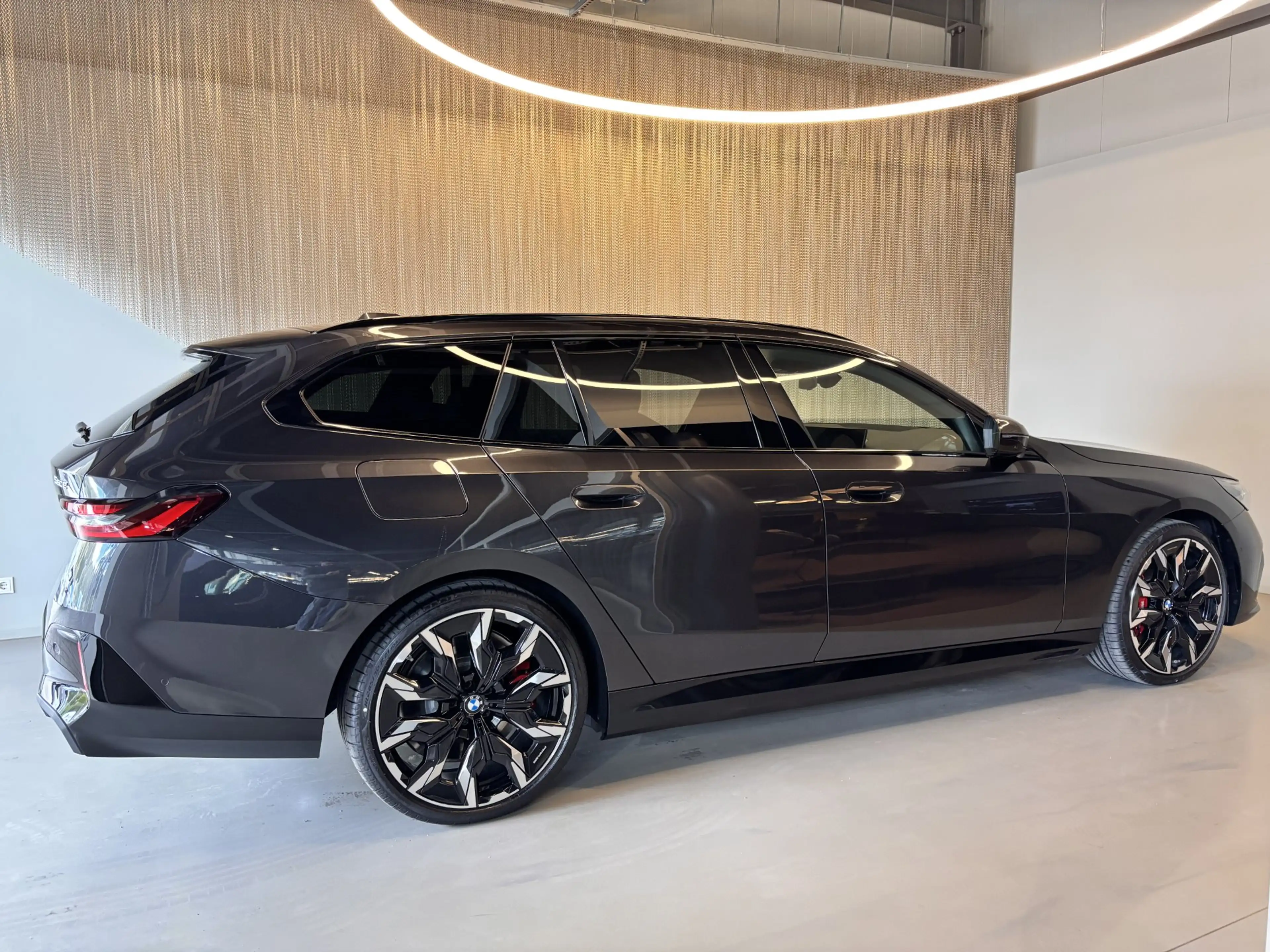 BMW 550 e xDrive — photo 6