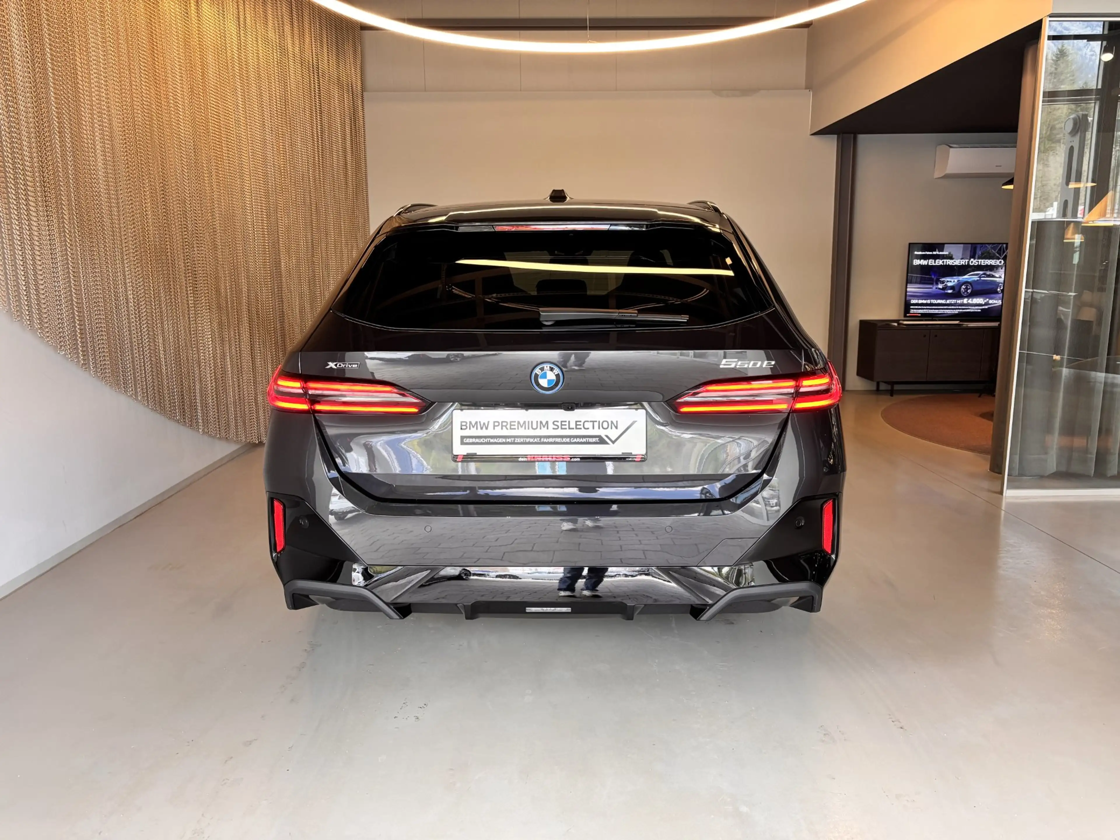 BMW 550 e xDrive — photo 4