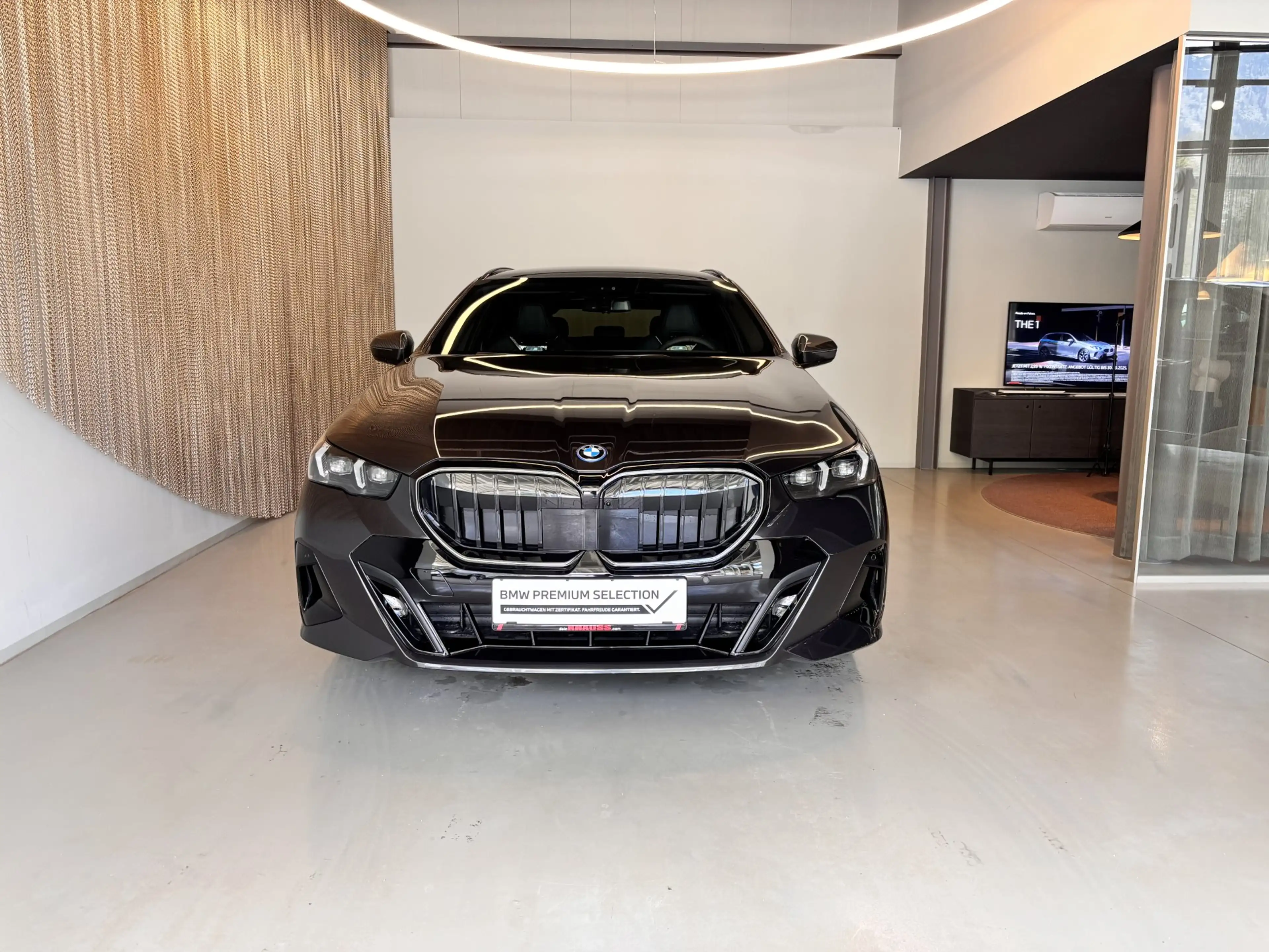 BMW 550 e xDrive — photo 2