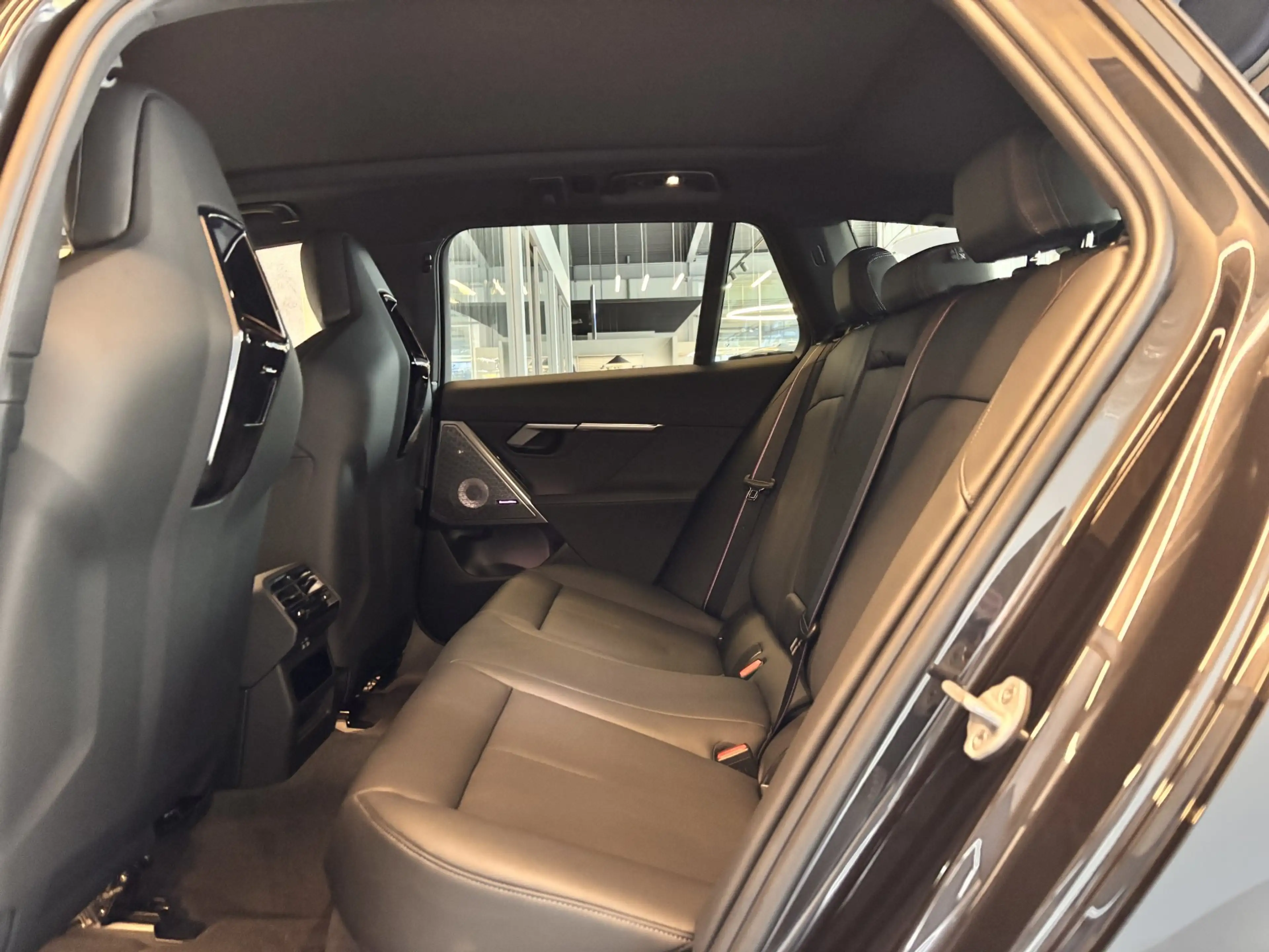 BMW 550 e xDrive — photo 14