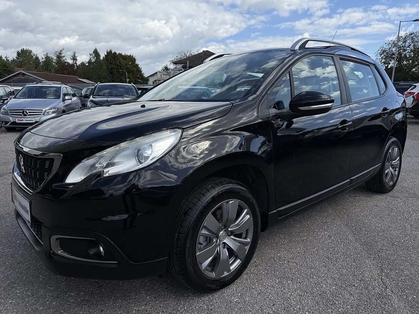 Peugeot 2008 1,2 PureTech 110 S&S Active Schwarz - 2