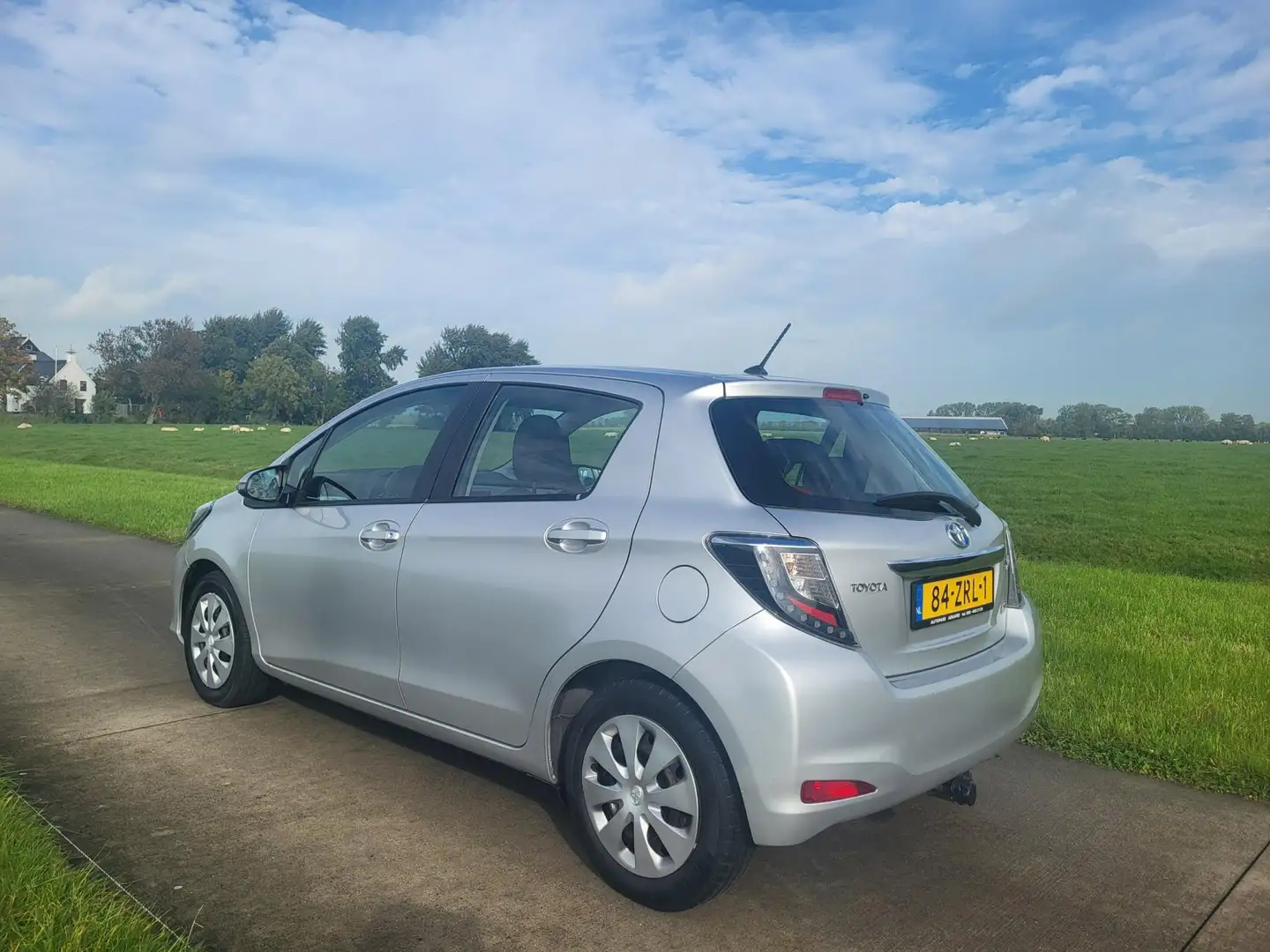 Toyota Yaris 1.5 Full Hybrid Aspiration 85dkmNAP afn trekhaak c Gris - 2