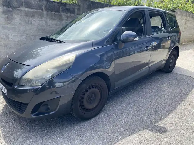 2010 Renault Scenic in Grey for sale
