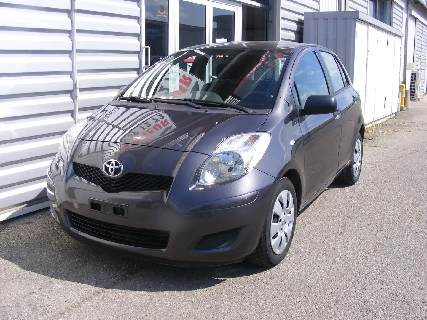 Toyota Yaris 100 VVT-I CONFORT 5P Gris - 1
