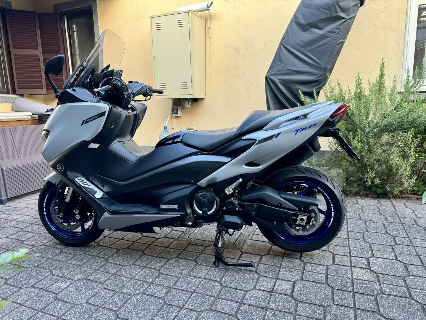 Yamaha TMAX 560 icon grey - 1