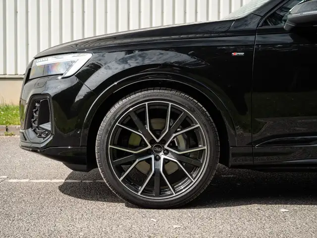 Audi Q7 view 11