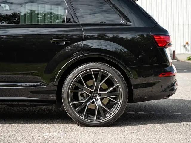 Audi Q7 view 12