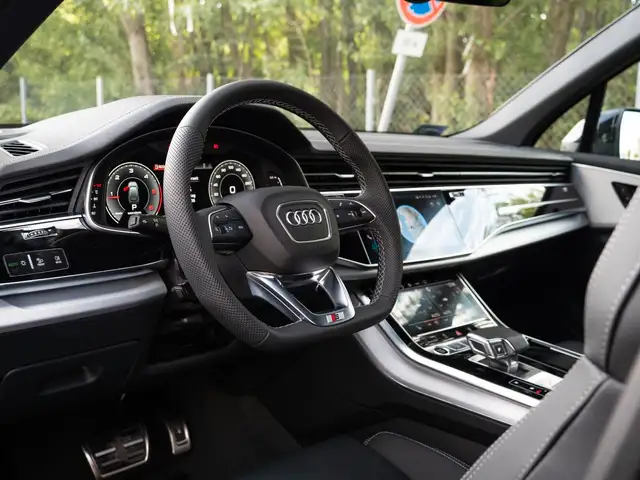 Audi Q7 view 16