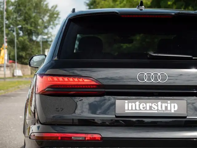 Audi Q7 view 9