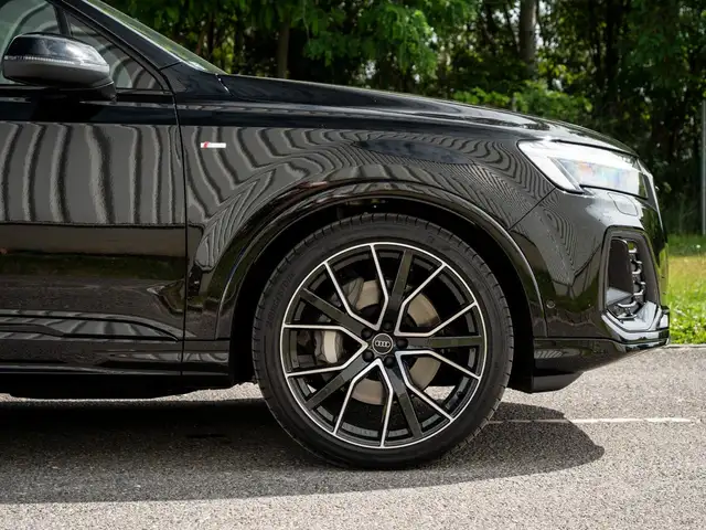 Audi Q7 view 14