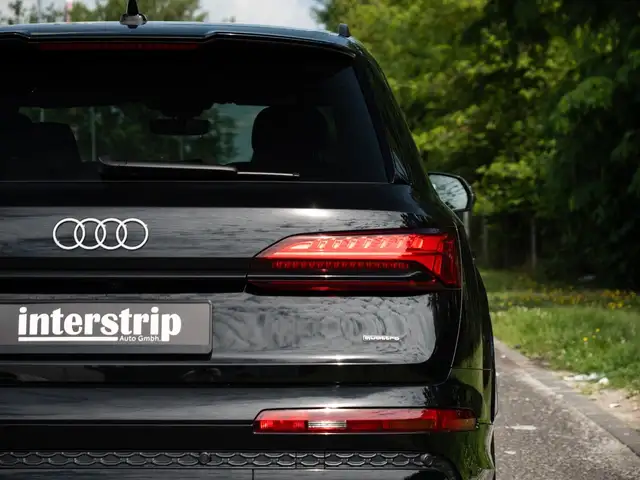 Audi Q7 view 10