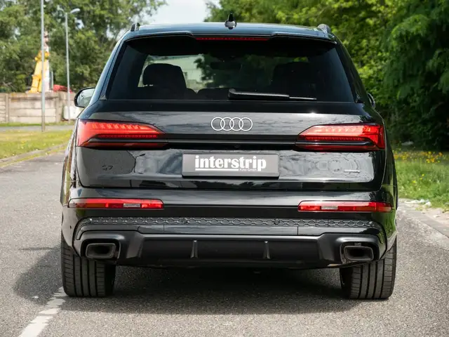 Audi Q7 view 5