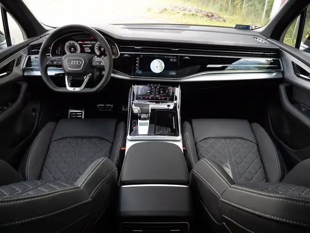 Audi Q7 view 18