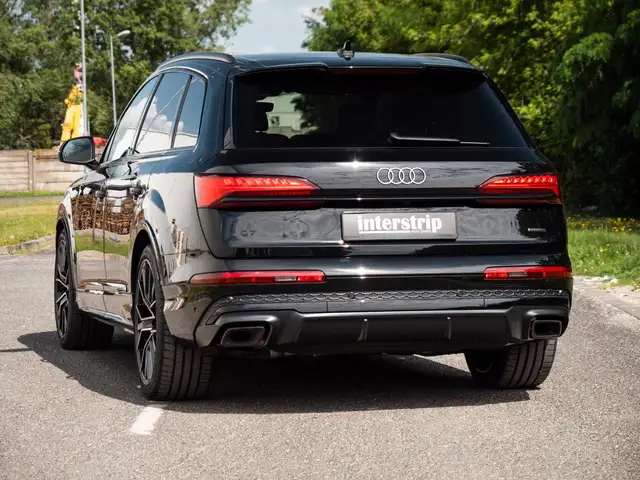 Audi Q7 view 4
