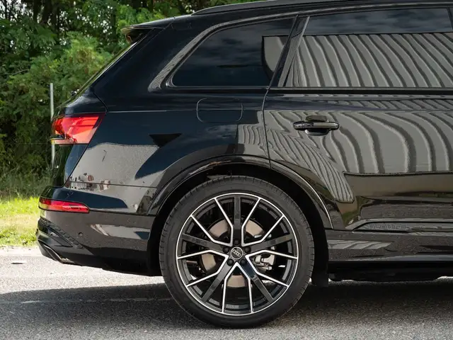 Audi Q7 view 13