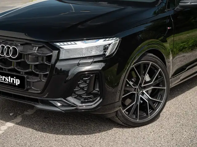 Audi Q7 view 8