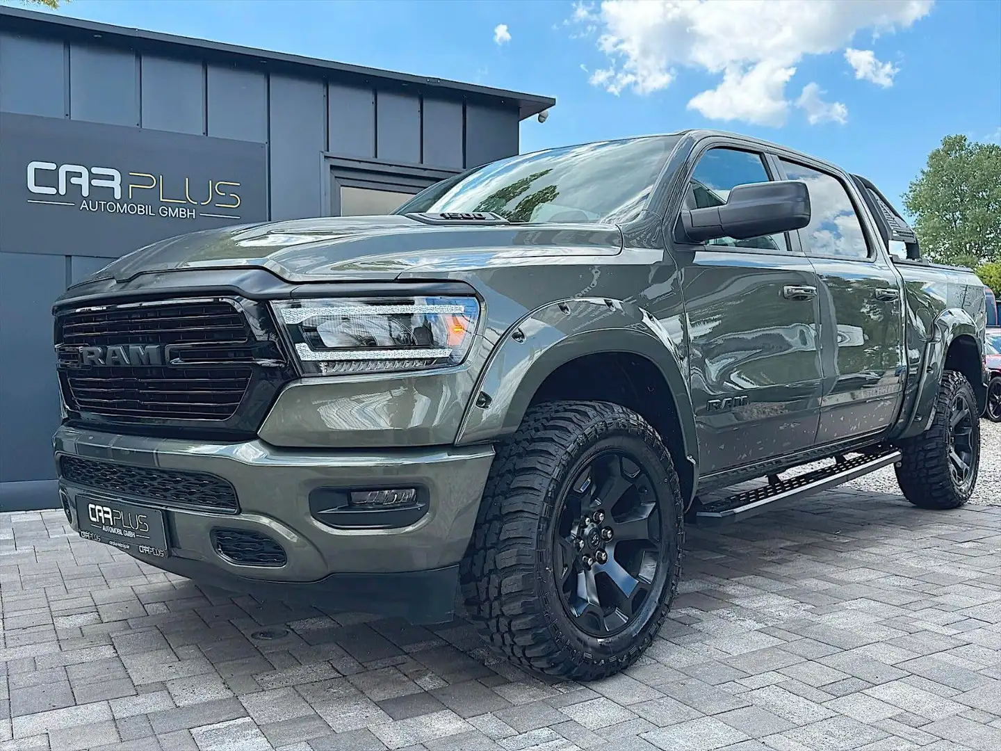 Dodge RAM 5.7 V8 HEMI NightEdition Offroad 4x4 eTorque Verde - 1