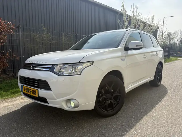 Mitsubishi Outlander 2.0 PHEV Instyle / AUTOMAAT / LEER / SCHUIFDAK / 1