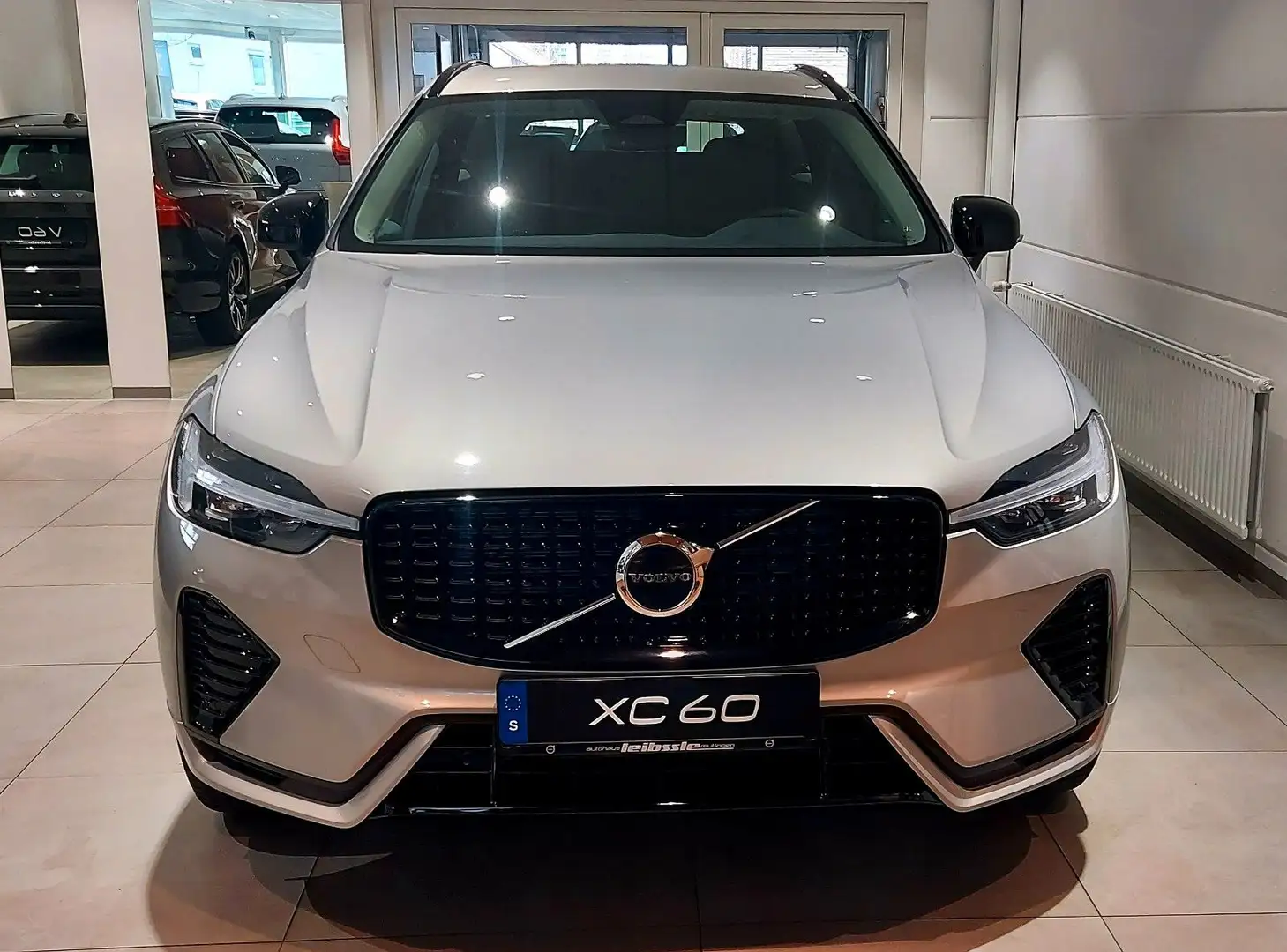 Volvo XC60 B4 Plus Dark 2WD -Cam-Sport-Design Silber - 2