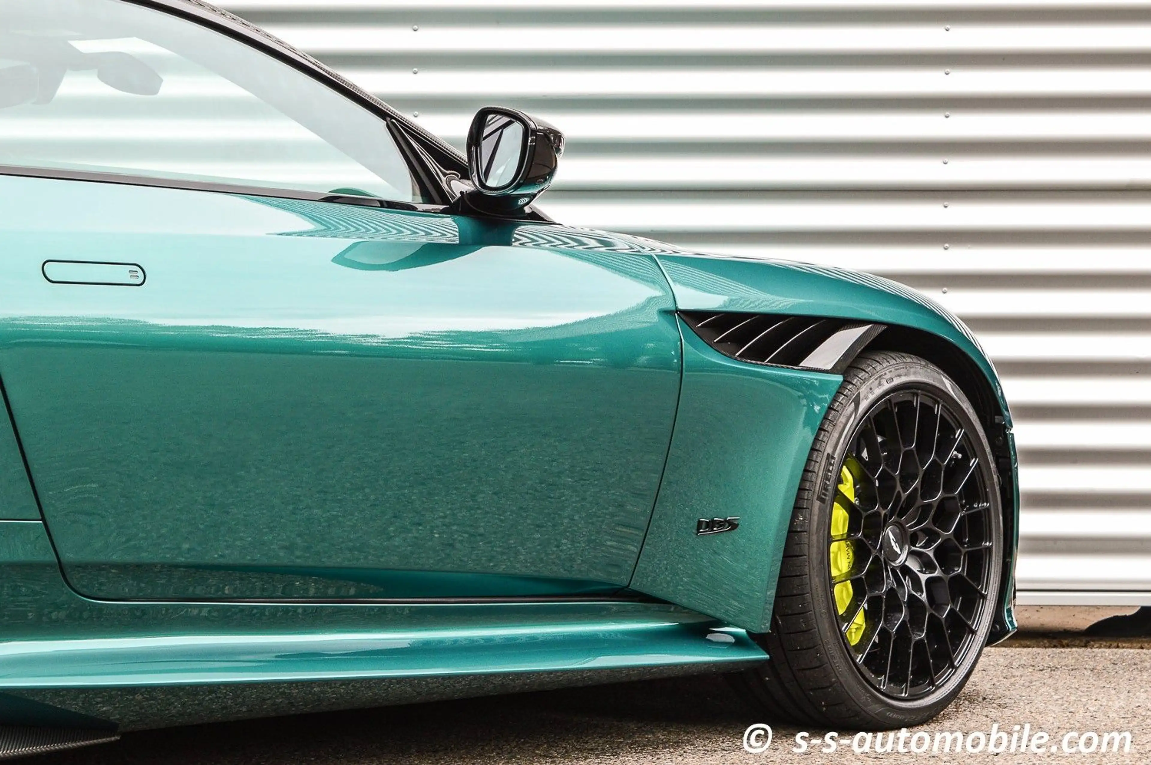 Aston Martin DBS 770 Ultimate Titanium Abgas Lightweight Seat — photo 11