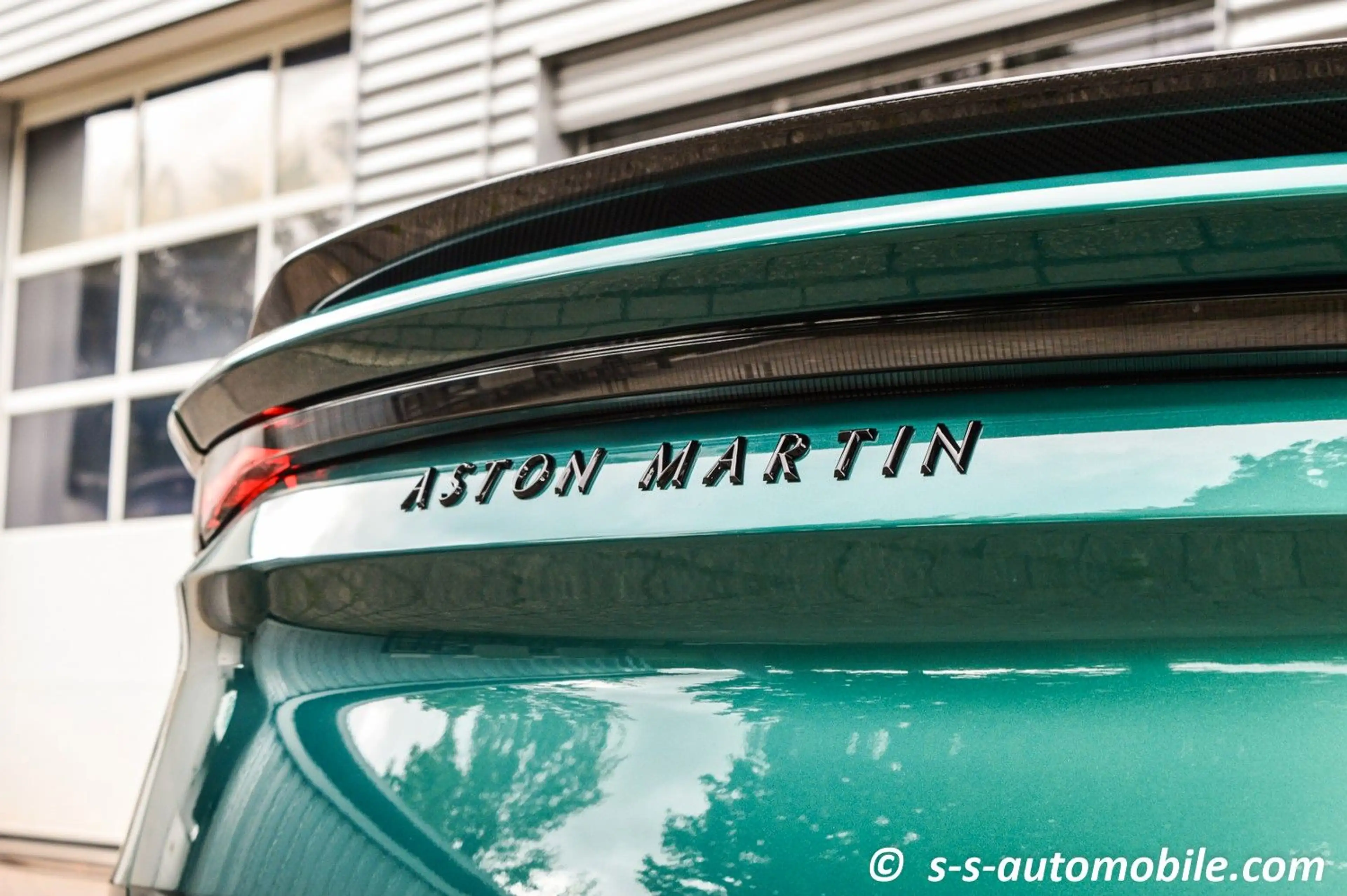 Aston Martin DBS 770 Ultimate Titanium Abgas Lightweight Seat — photo 10