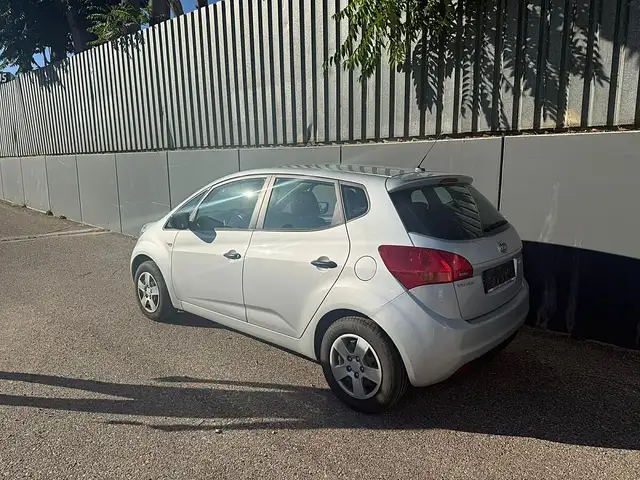Kia Venga view 3