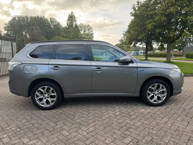 Mitsubishi Outlander view 4
