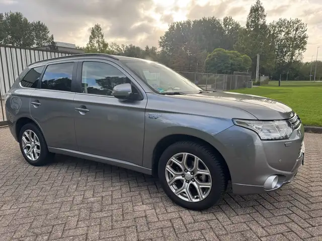 Mitsubishi Outlander view 3