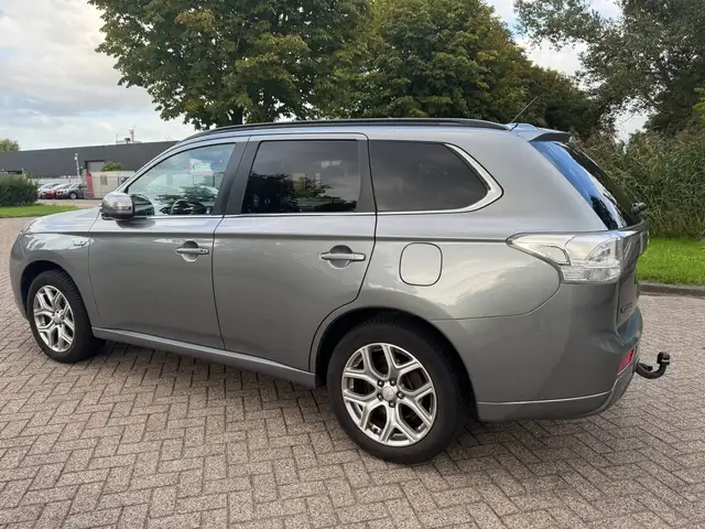 Mitsubishi Outlander view 8