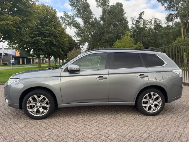 Mitsubishi Outlander view 9