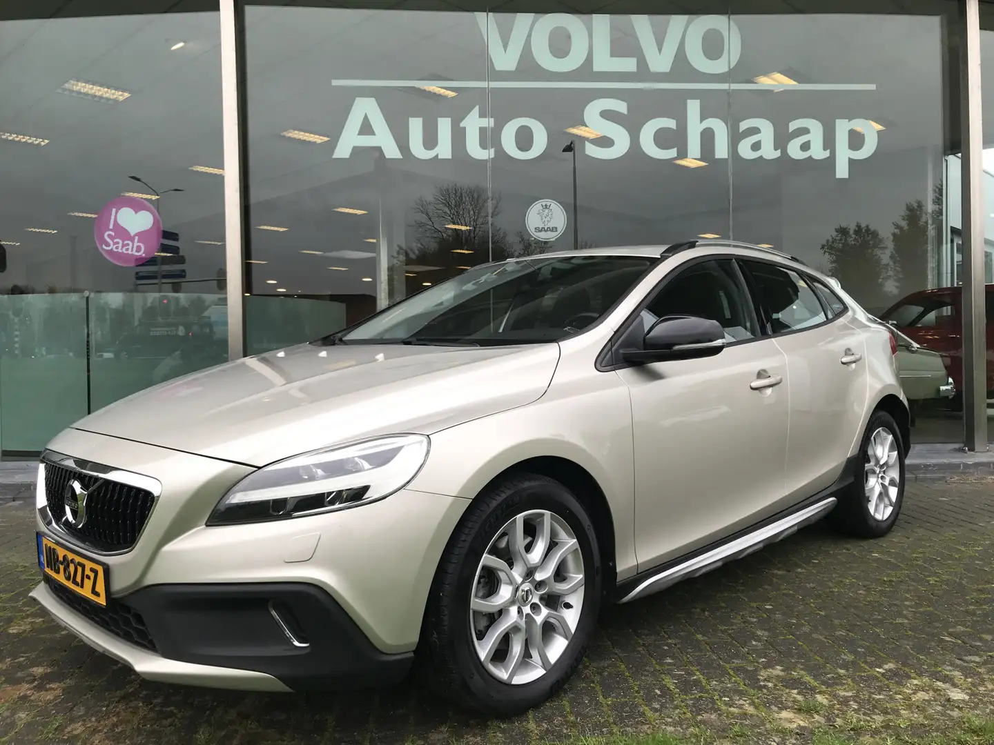 Volvo V40 Cross Country 2.0 D3 Nordic+ Automaat | Rijklaar incl garantie | Bruin - 1