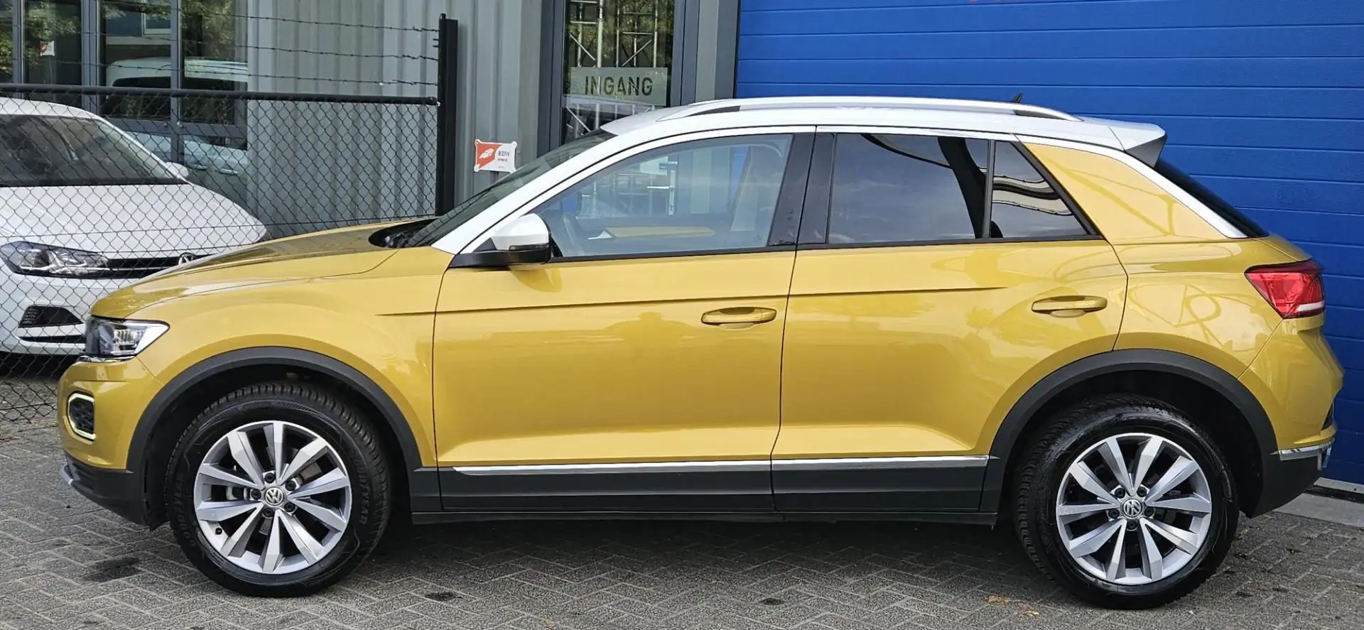 Volkswagen T-Roc 1.5 TSI 150PK AUTOMAAT ACC Virtual Camera Keyless Geel - 2