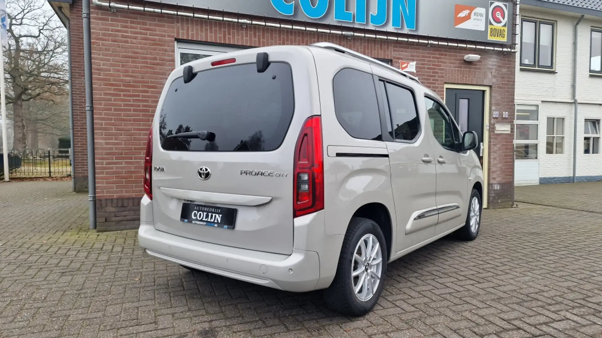 Toyota Proace City Verso 1.2 Turbo Dynamic 5 Pers, Stoelverwarming, Grijs - 2