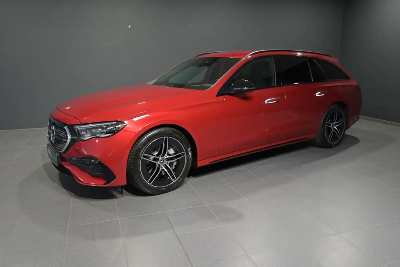 Mercedes-Benz E 300 e T AMG ADVANCED/LED/DISTRO/AHK/NIGHT/SHZ Rood - 1