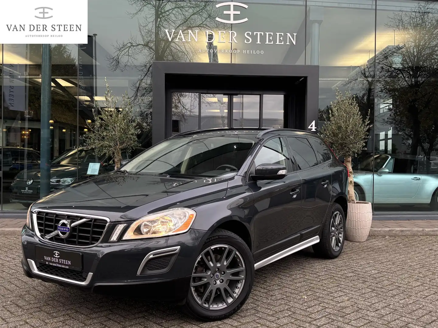 Volvo XC60 2.0 T5 Kinetic NL Auto | Stoelverwarming Grijs - 1