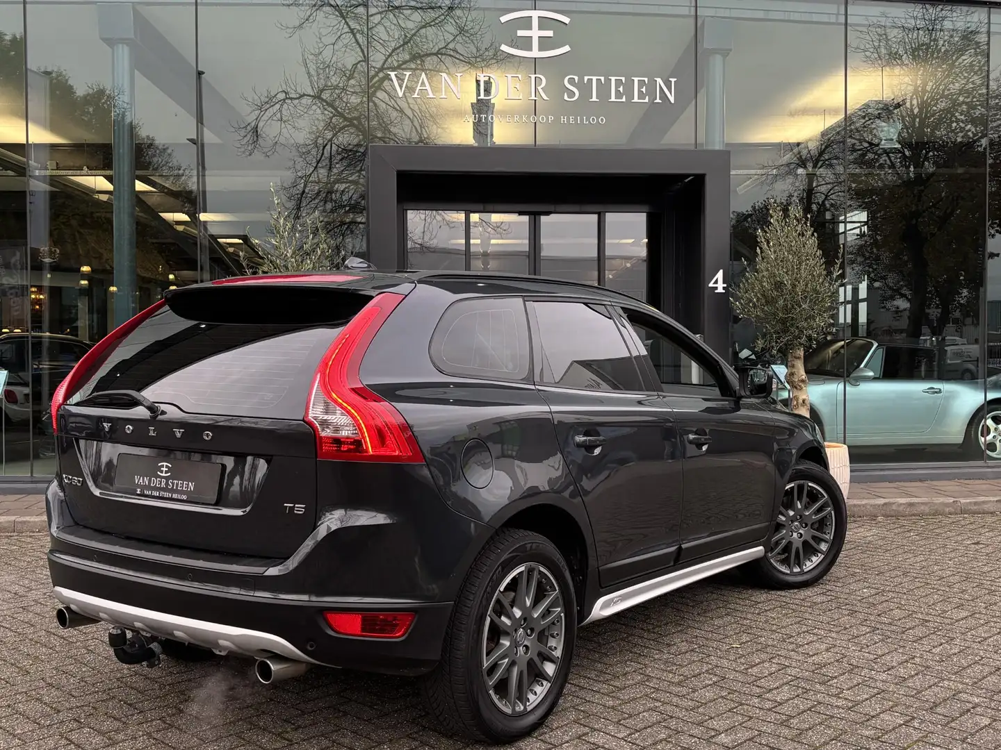 Volvo XC60 2.0 T5 Kinetic NL Auto | Stoelverwarming Grijs - 2