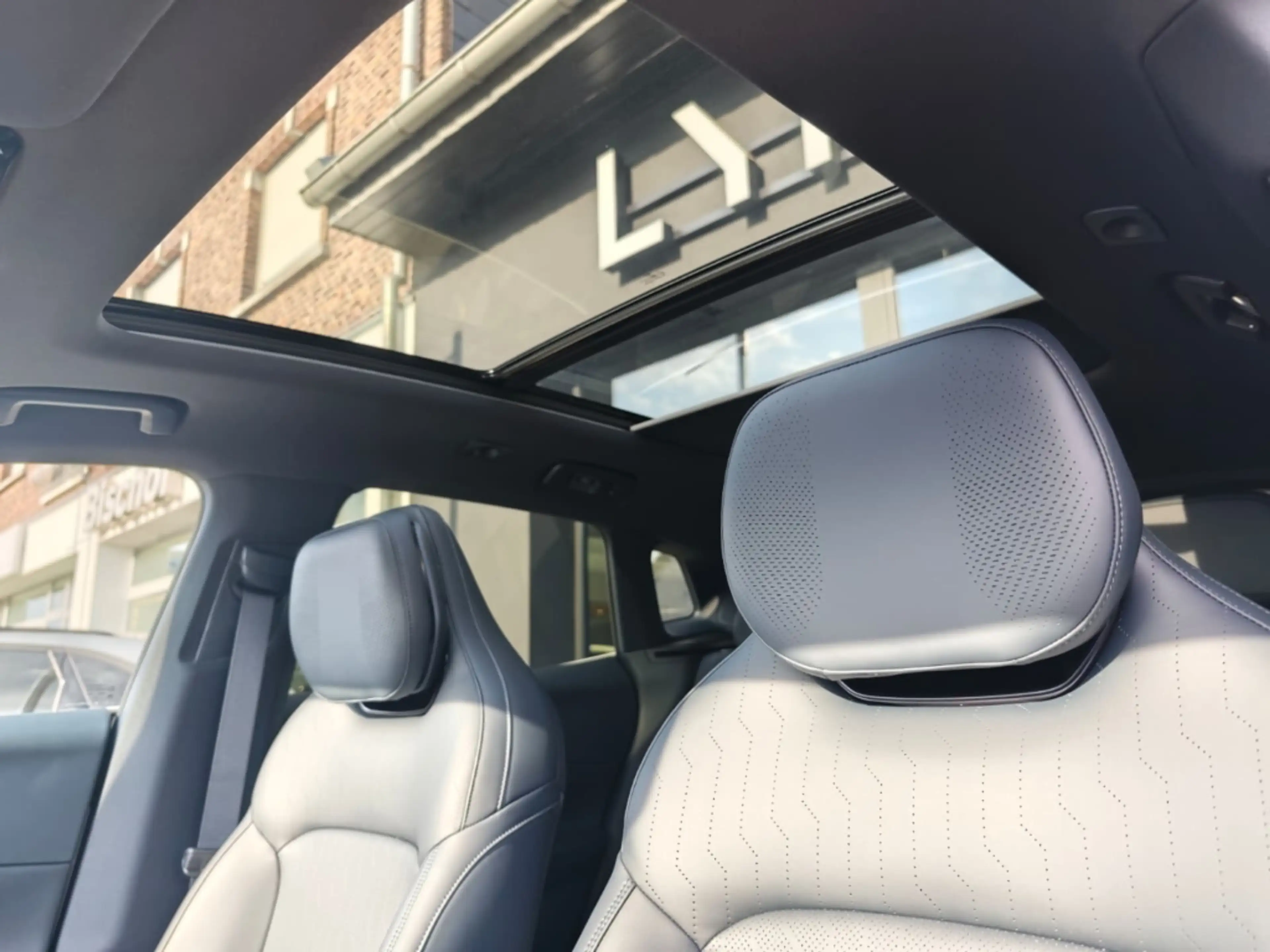Lynk & Co 08 Core 1.5 T PHEV 257 kW El. Panodach Navi Leder Dig — photo 14