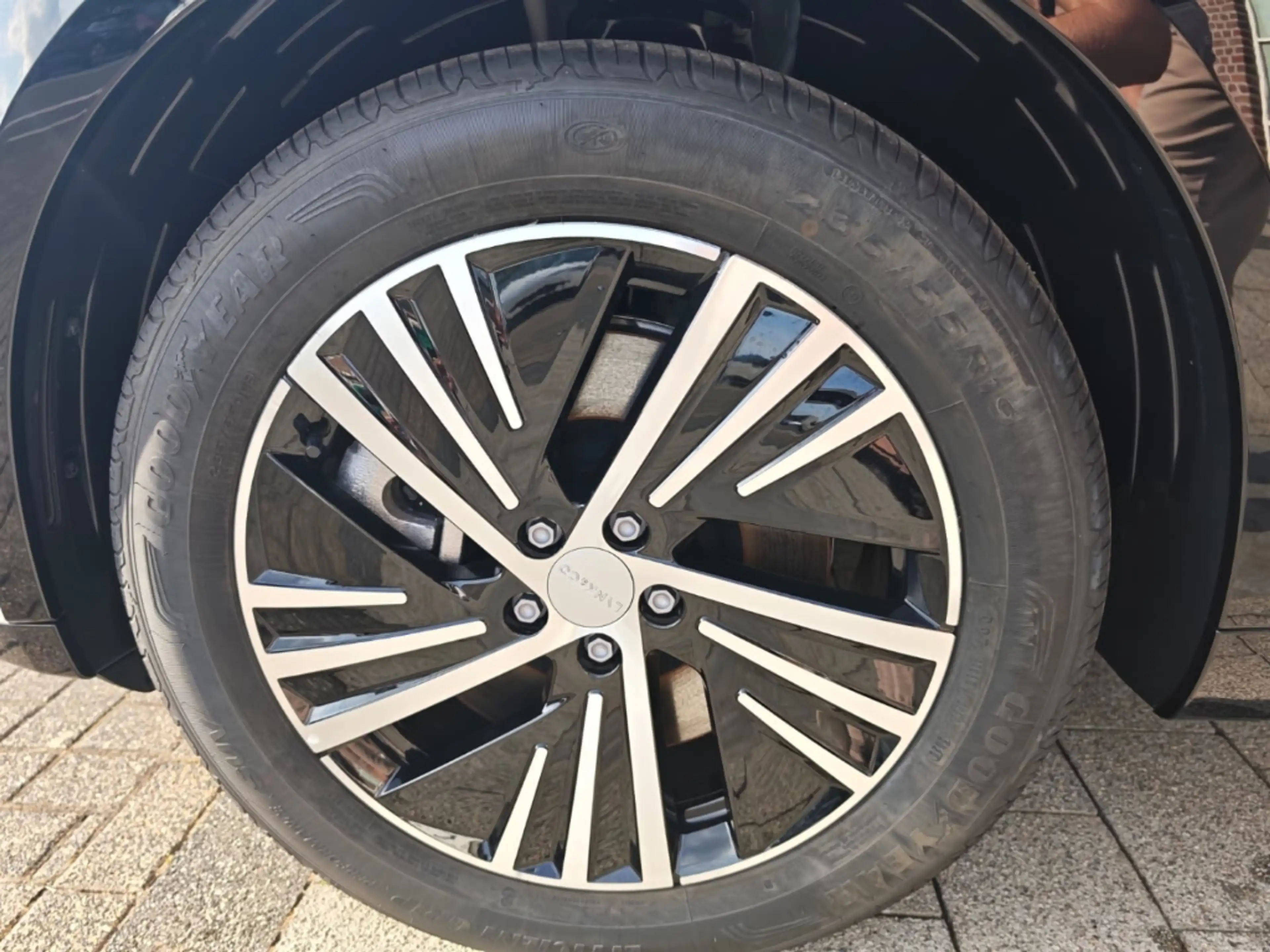 Lynk & Co 08 Core 1.5 T PHEV 257 kW El. Panodach Navi Leder Dig — photo 4