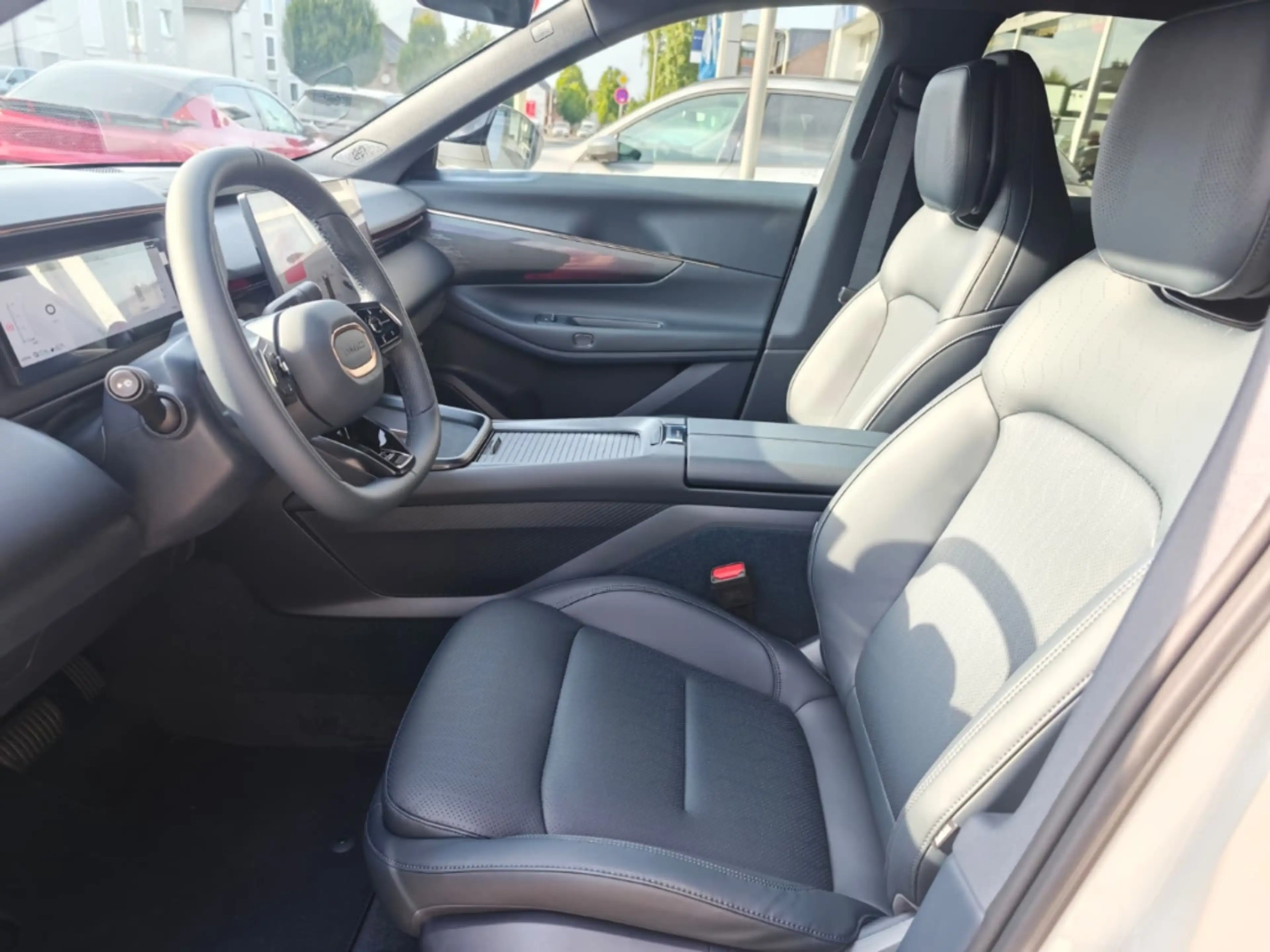 Lynk & Co 08 Core 1.5 T PHEV 257 kW El. Panodach Navi Leder Dig — photo 13