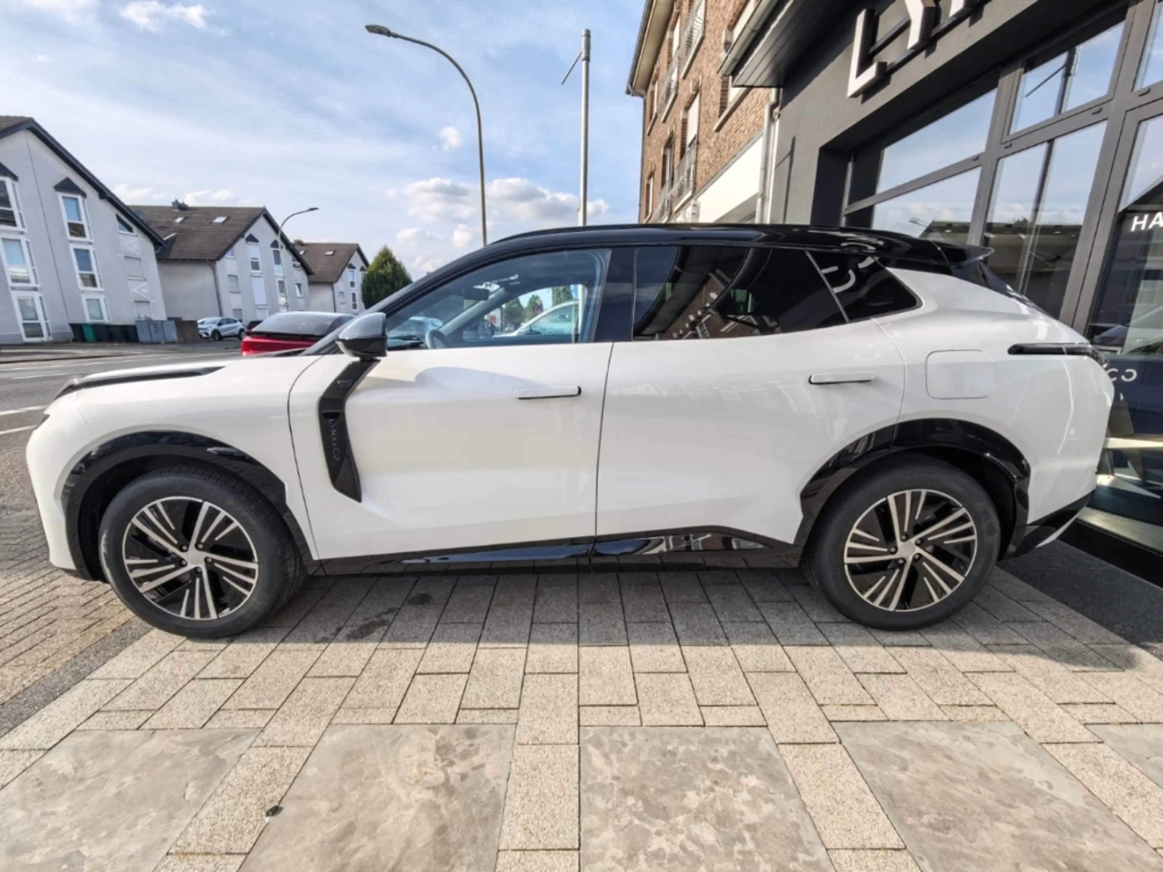Lynk & Co 08 Core 1.5 T PHEV 257 kW El. Panodach Navi Leder Dig — photo 5