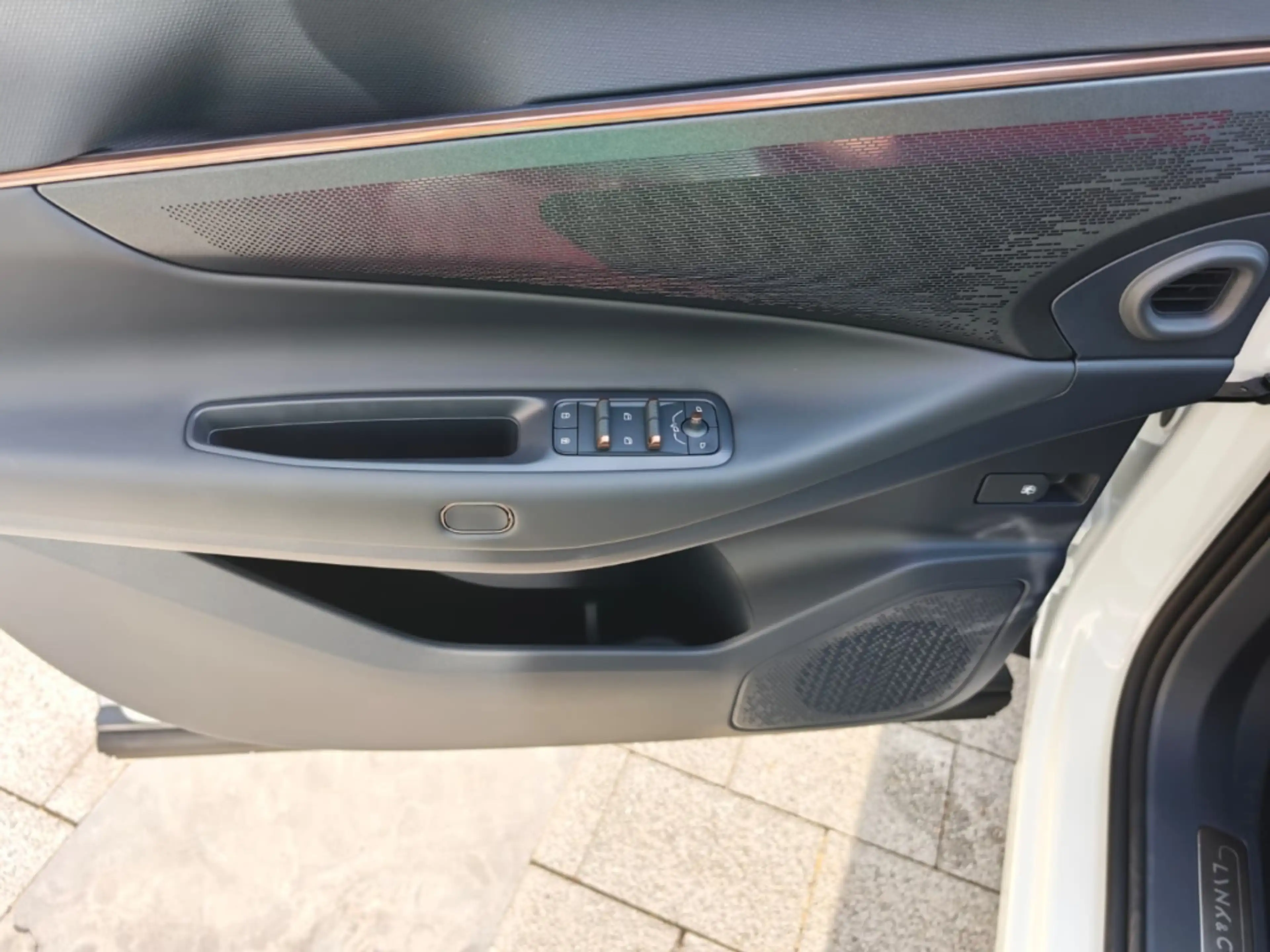 Lynk & Co 08 Core 1.5 T PHEV 257 kW El. Panodach Navi Leder Dig — photo 12
