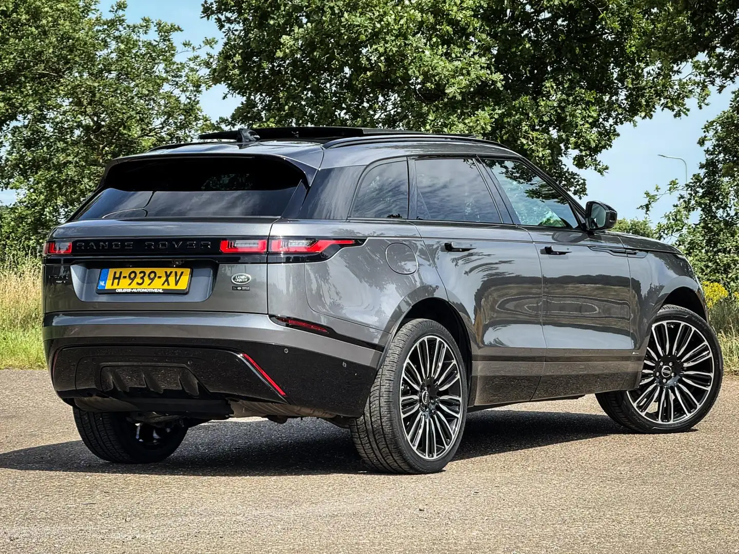 Land Rover Range Rover Velar 2.0 P250 AWD R-Dynamic SE | Panorama dak | Leder | Grau - 2