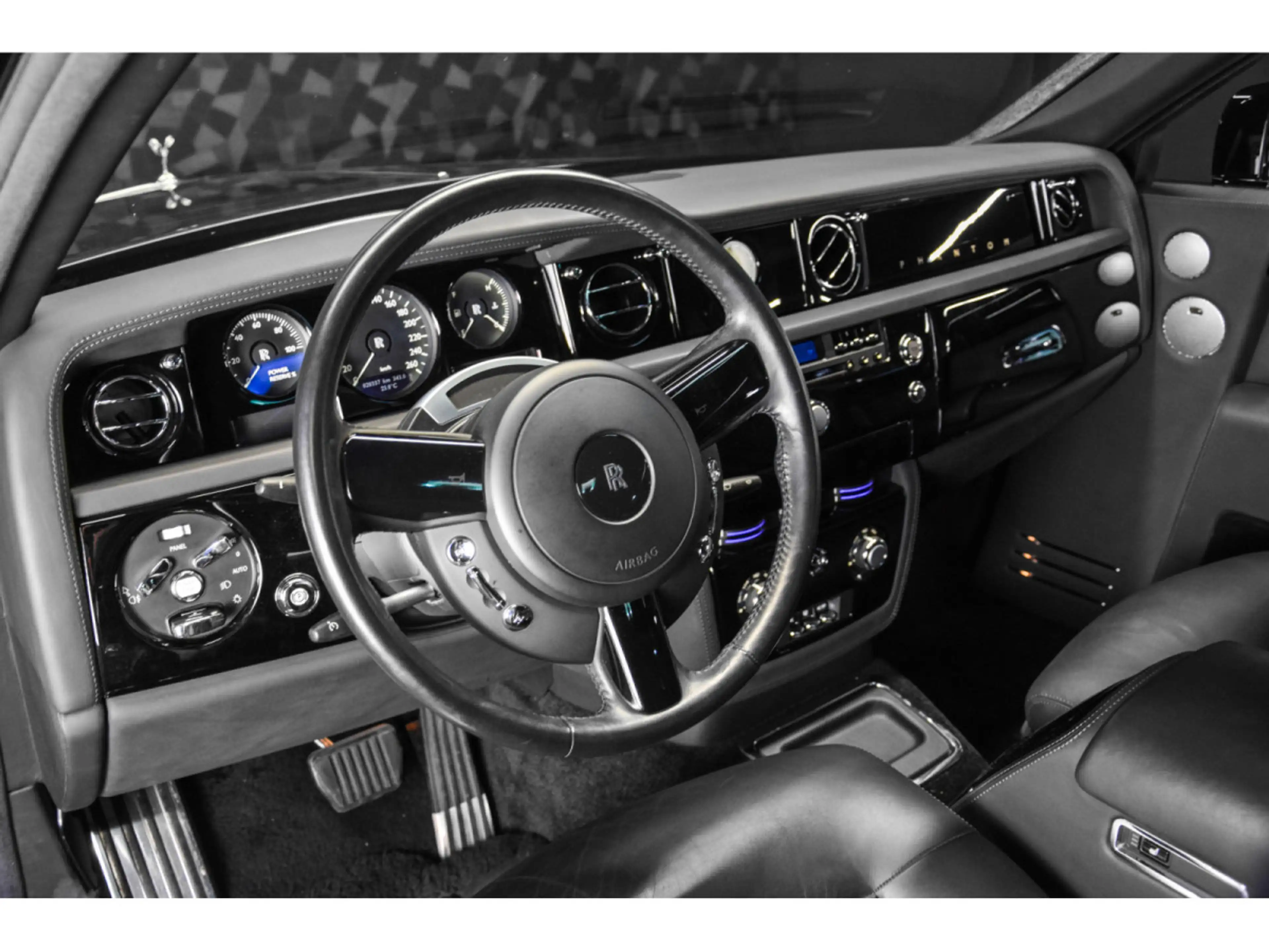 Rolls-Royce Phantom 6.75 V12 — photo 13