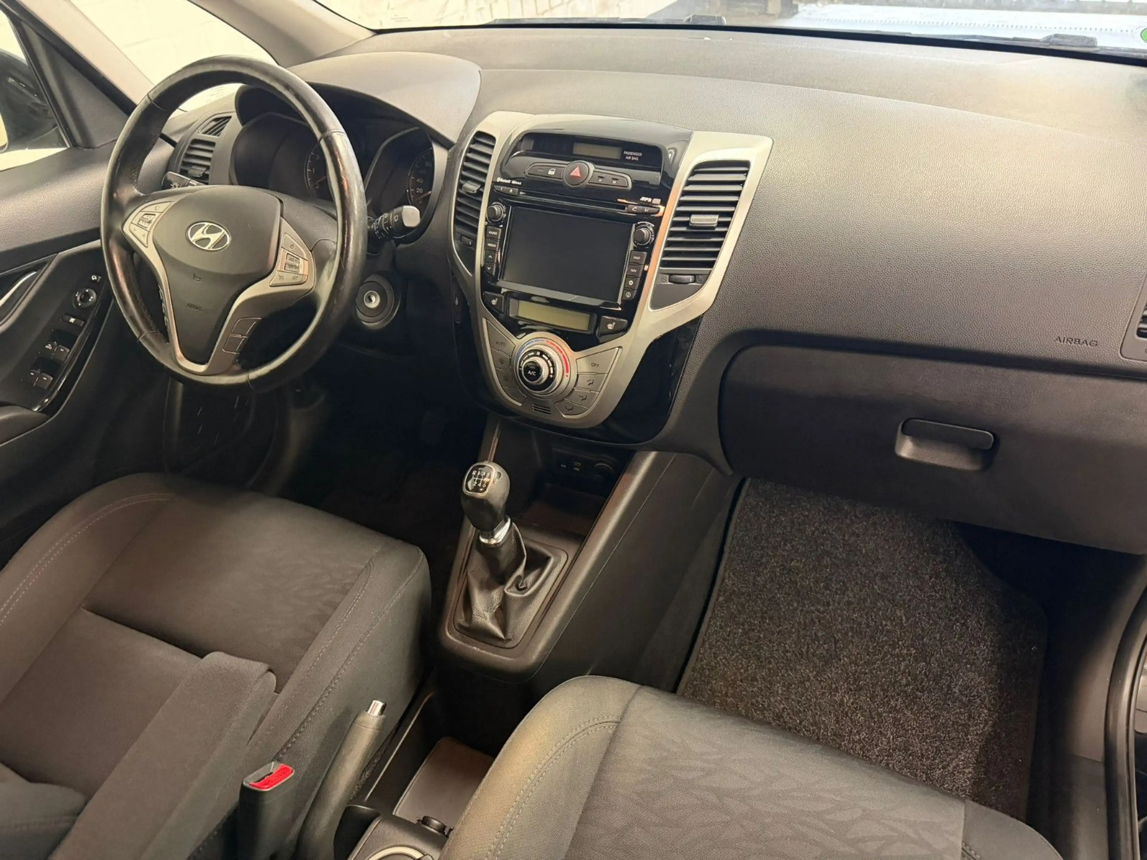 Hyundai iX20 blue Passion, 125 PS, 1 Hand — photo 9