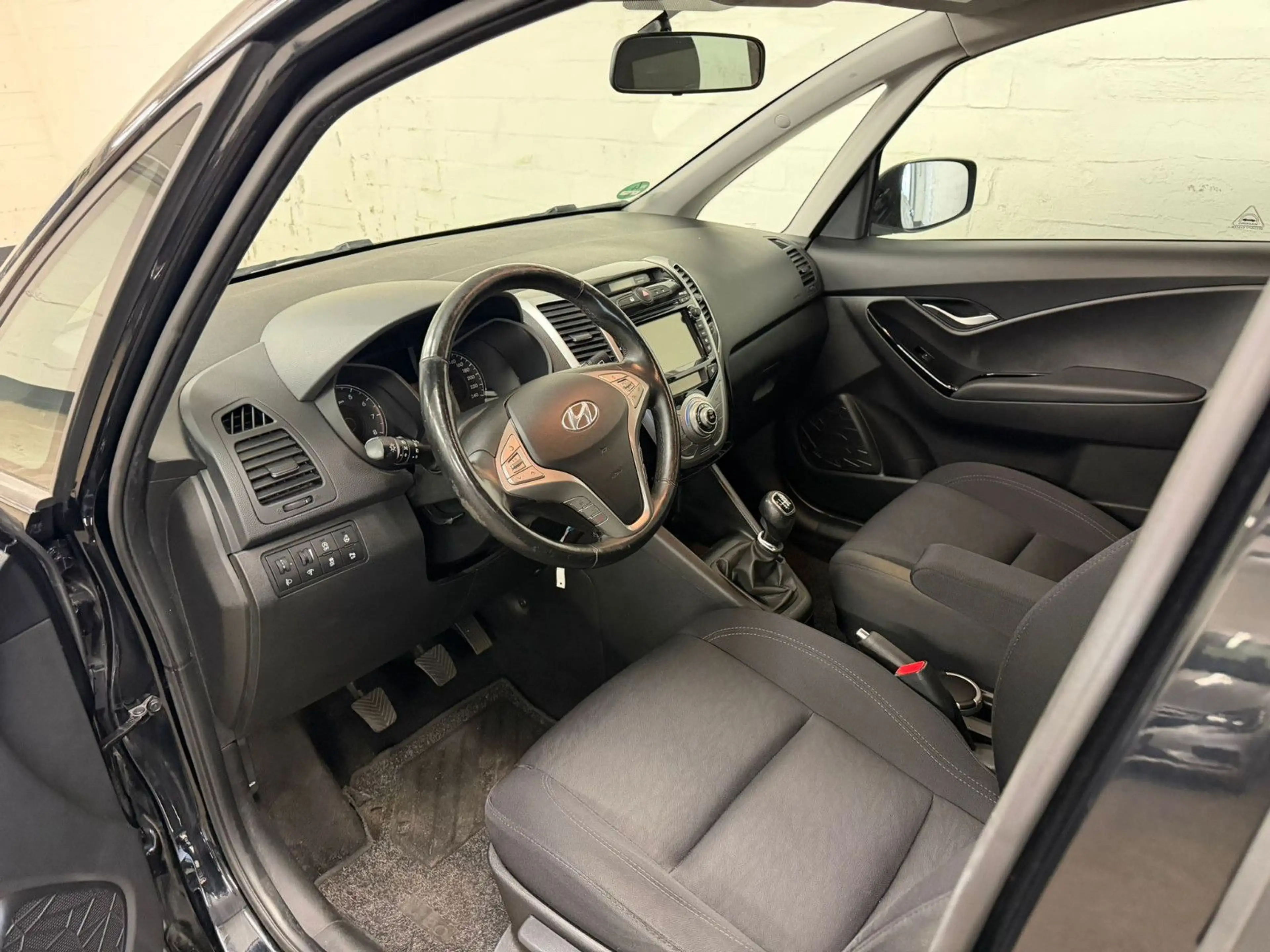 Hyundai iX20 blue Passion, 125 PS, 1 Hand — photo 7