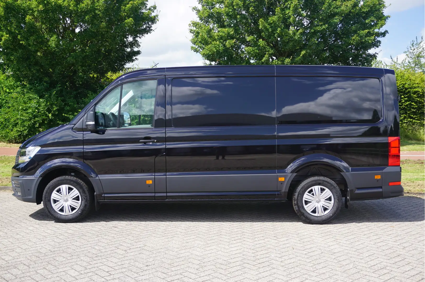 Volkswagen Crafter 35 177PK L3H2 AUT Facelift BPM VRIJ!! 13" Navi, Ca Zwart - 2