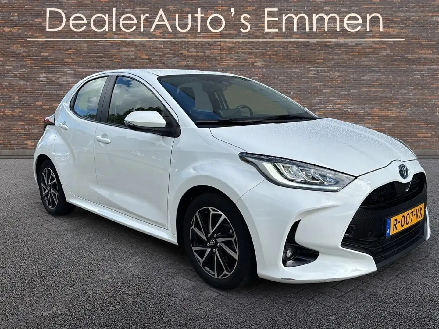 Toyota Yaris 1.5 Hybrid Dynamic Wit - 1